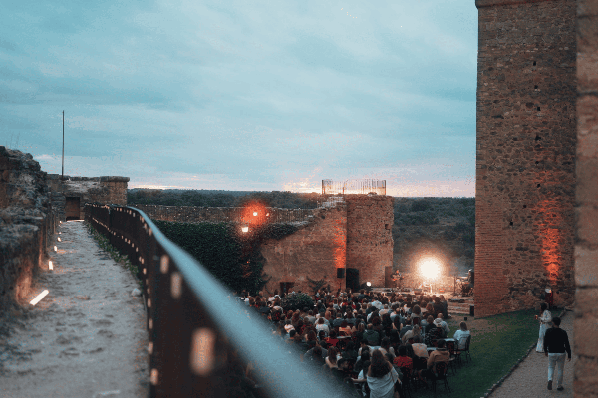 Concierto al aire libre en patio de castillo