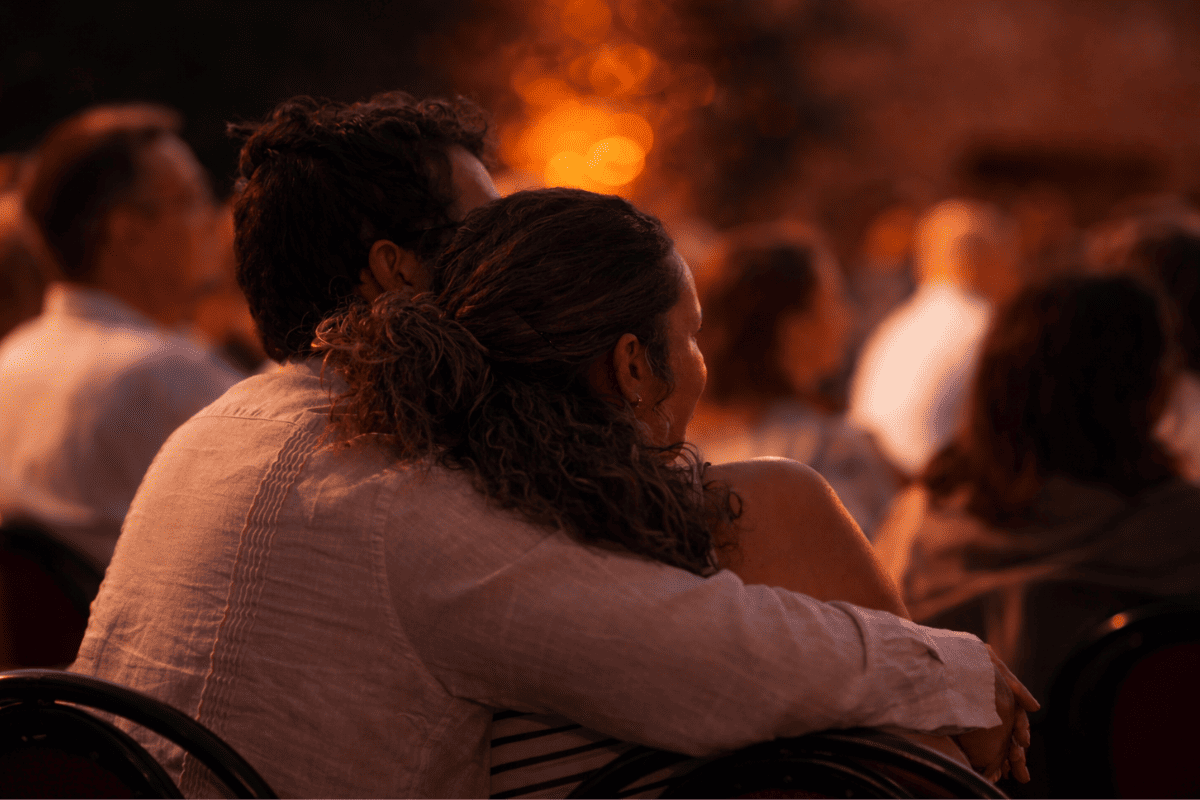 Pareja viendo concierto al aire libre