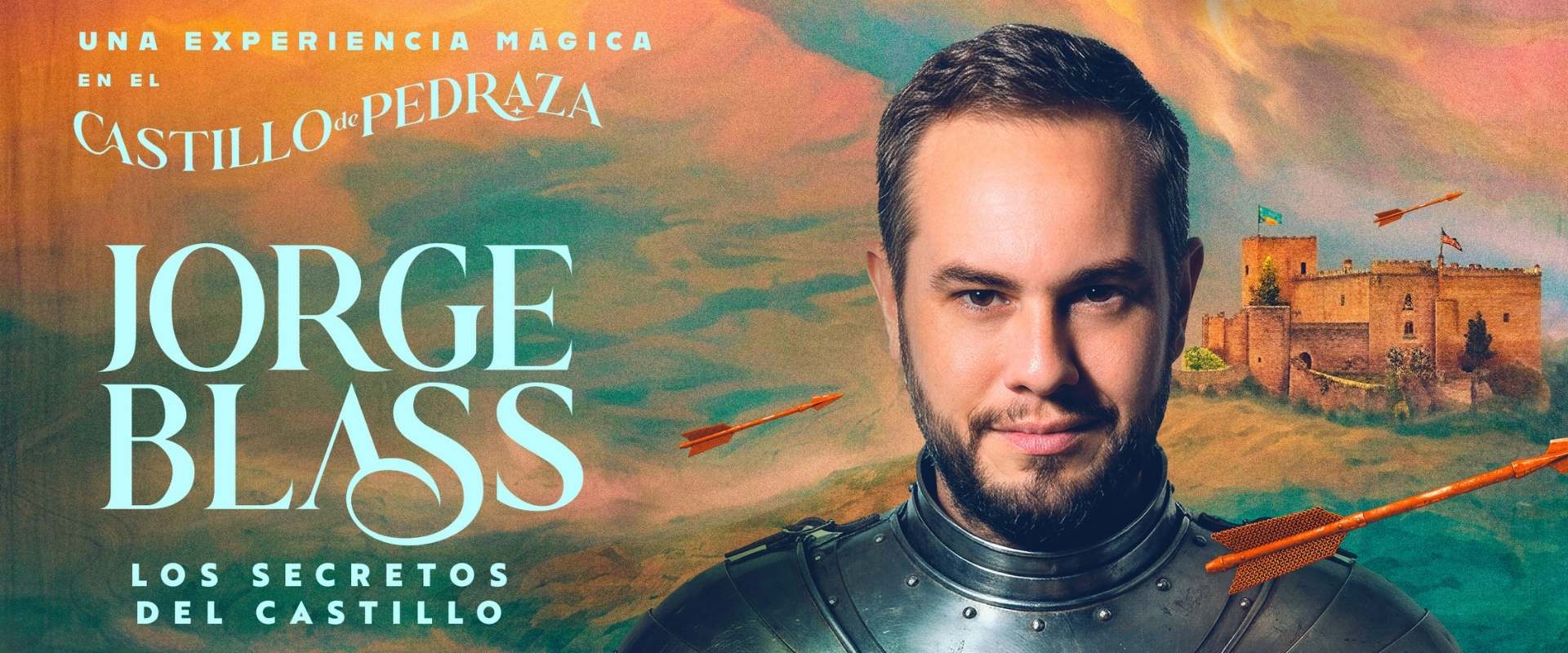 Jorge Blass con armadura frente al Castillo de Pedraza para Los secretos del castillo