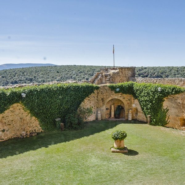 22-PATIO-DE-LA-IGLESIA.jpg